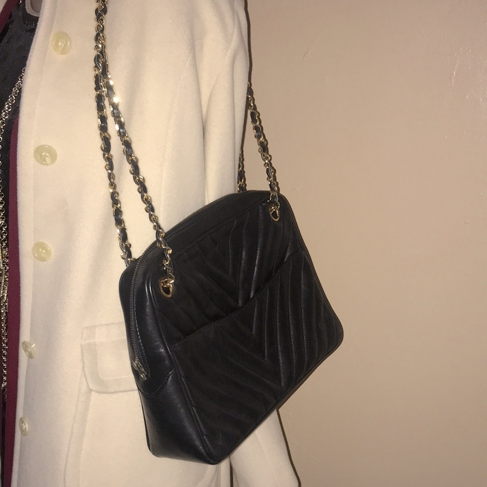 💎 CHANEL 💎 chevron lambskin zipper tote - Picture 3 of 15